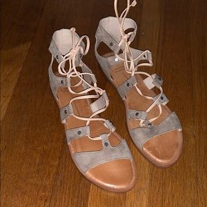 TAN SANDALS